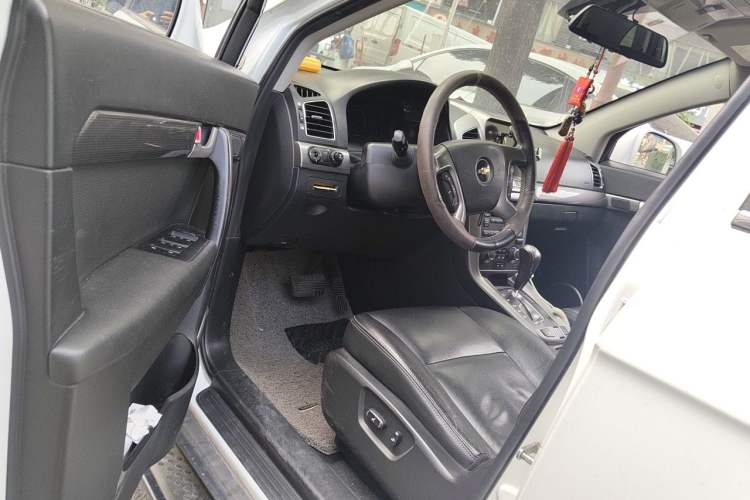 Used Chevrolet Captiva 2011 2.4 AT 7-Seater Luxury Navigation Edition Driver Seat