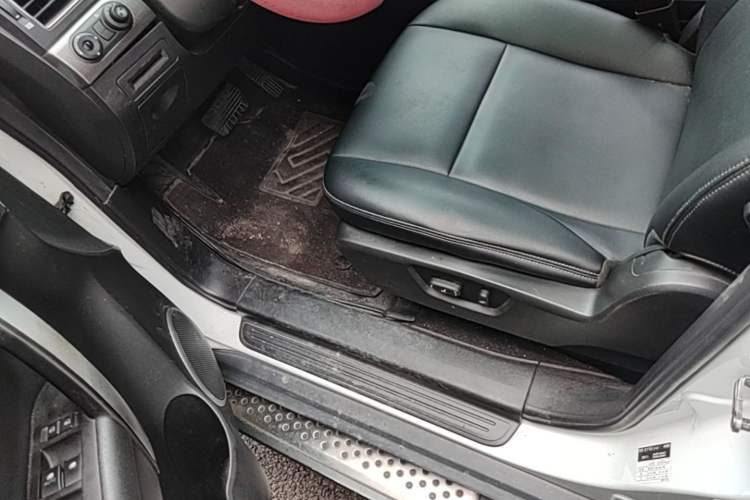 Used Chevrolet Captiva 2011 2.4 AT 7-Seater Luxury Edition Driver Seat