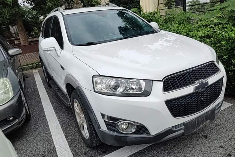 Used Chevrolet Captiva 2011 2.4 AT 7-Seater Luxury Edition Front Right 45 Deg