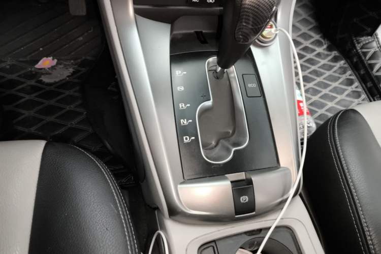 Used Chevrolet Captiva 2011 2.4 AT 5-Seater Comfort Edition Gear Lever
