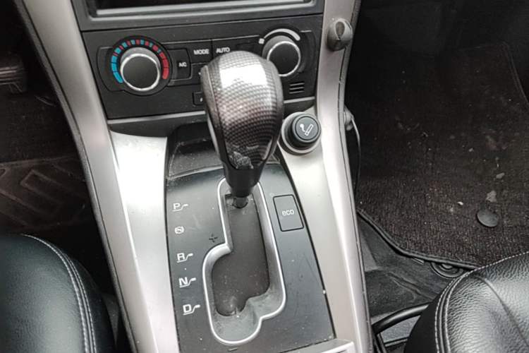 Used Chevrolet Captiva 2011 2.4 AT 7-Seater Luxury Edition Gear Lever