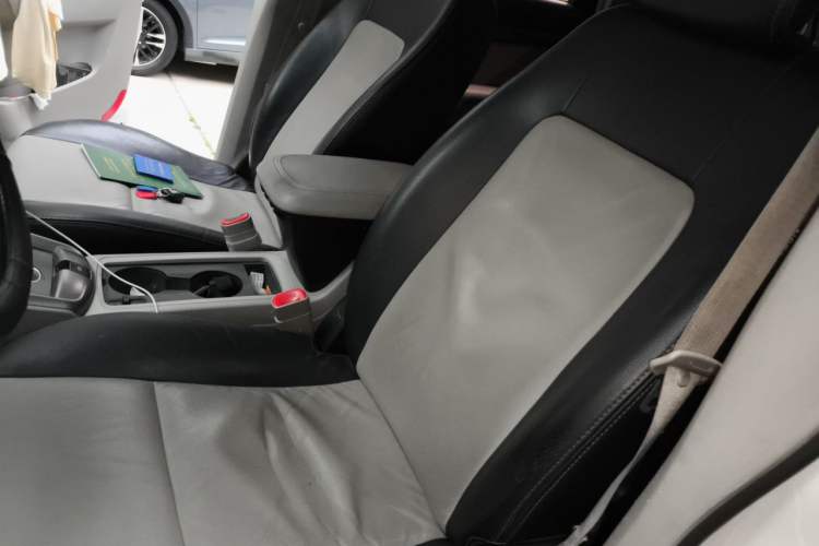 Used Chevrolet Captiva 2011 2.4 AT 5-Seater Comfort Edition Left Front Seat