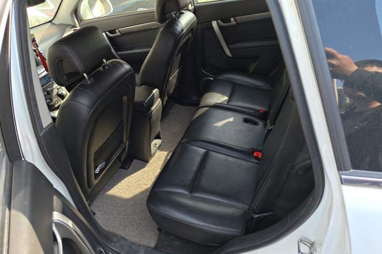 Used Chevrolet Captiva 2011 2.4 AT 7-Seater Luxury Navigation Edition Left Rear Seat