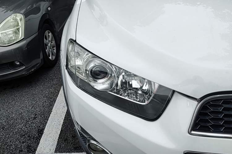 Used Chevrolet Captiva 2011 2.4 AT 7-Seater Luxury Edition Right Front Headlight