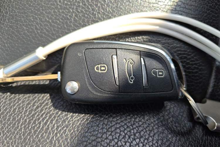 Used Chevrolet Captiva 2011 2.4 AT 7-Seater Luxury Navigation Edition Vehicle Key