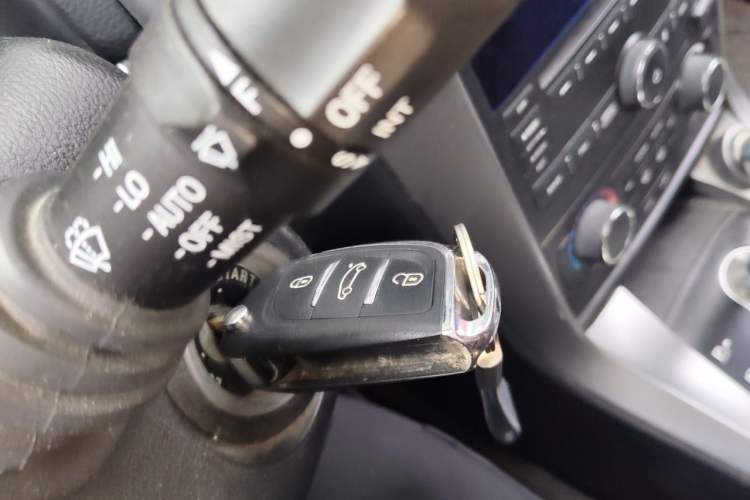 Used Chevrolet Captiva 2011 2.4 AT 7-Seater Luxury Navigation Edition Vehicle Key