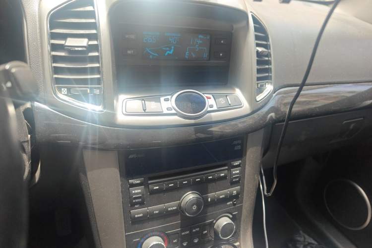 Used Chevrolet Captiva 2012 2.4L 4x4 Flagship Edition 7 Seats Audio And AC Panel