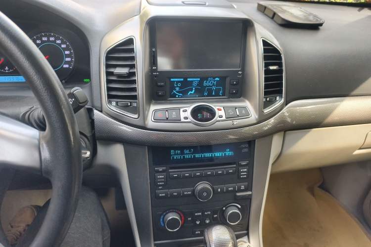 Used Chevrolet Captiva 2012 2.4L 4x4 Luxury Edition 5 Seats Audio And AC Panel