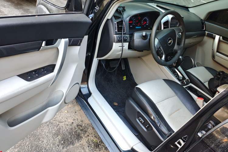 Used Chevrolet Captiva 2012 2.4L 4x4 Luxury Edition 5 Seats Driver Seat