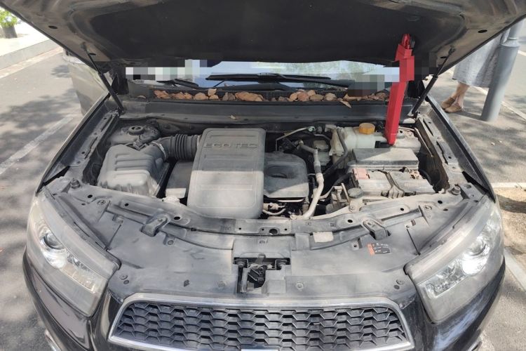 Used Chevrolet Captiva 2012 2.4L Two-Wheel Drive City Edition 5 Seats Engine Bay