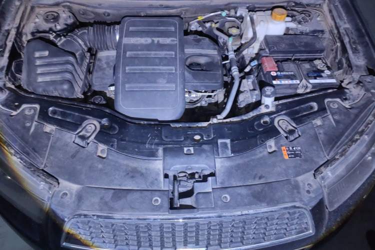 Used Chevrolet Captiva 2012 2.4L 4x4 Flagship Edition 7 Seats Engine Bay