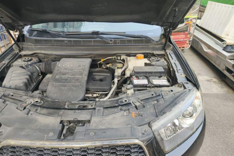 Used Chevrolet Captiva 2012 2.4L 4x4 Flagship Edition 7 Seats Engine Bay Left
