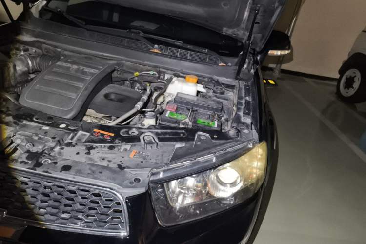 Used Chevrolet Captiva 2012 2.4L 4x4 Flagship Edition 7 Seats Engine Bay Left
