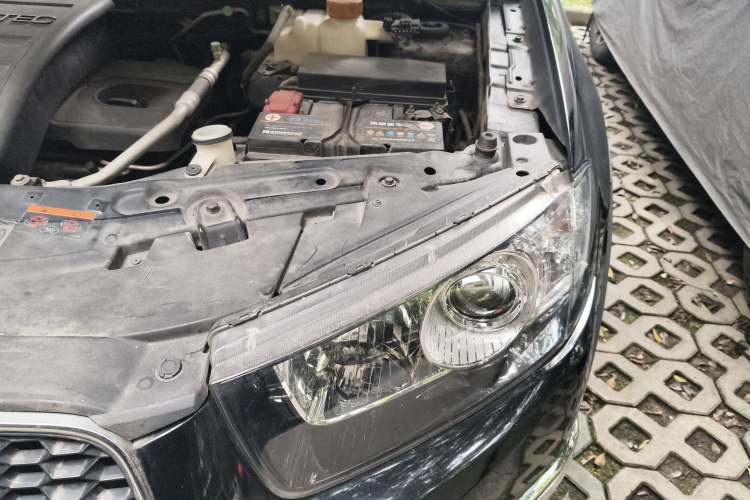 Used Chevrolet Captiva 2012 2.4L 4x4 Flagship Edition 7 Seats Engine Bay Left
