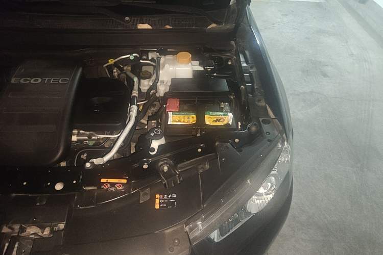 Used Chevrolet Captiva 2012 2.4L 4x4 Flagship Edition 7 Seats Engine Bay Left