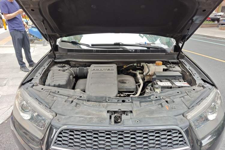 Used Chevrolet Captiva 2012 2.4L 4x4 Flagship Edition 7 Seats Engine Bay