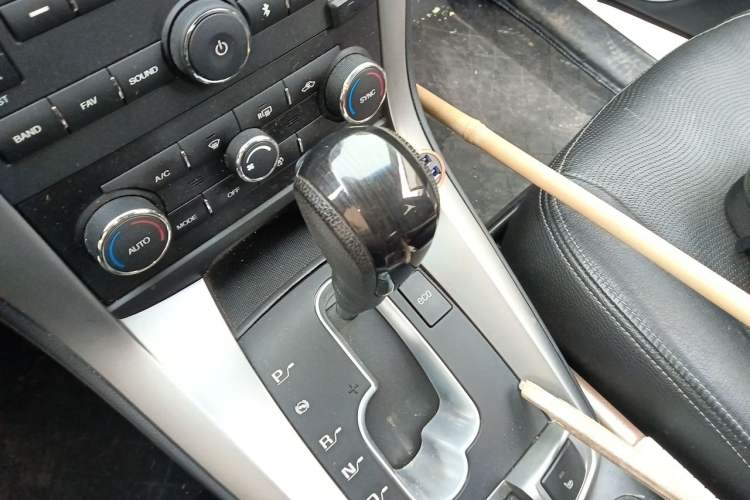 Used Chevrolet Captiva 2012 2.4L 4x4 Flagship Edition 7 Seats Gear Lever