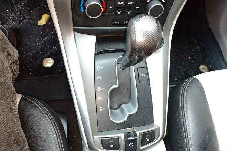Used Chevrolet Captiva 2012 2.4L 4x4 Luxury Edition 5 Seats Gear Lever
