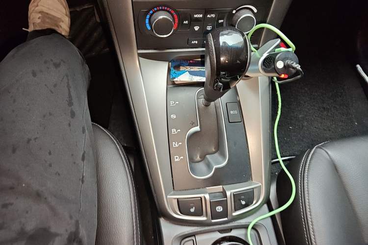 Used Chevrolet Captiva 2012 2.4L 4x4 Flagship Edition 7 Seats Gear Lever
