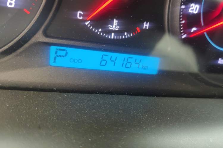 Used Chevrolet Captiva 2012 2.4L 4x4 Flagship Edition 7 Seats Odometer Close Up