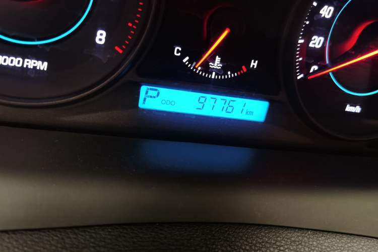 Used Chevrolet Captiva 2012 2.4L 4x4 Flagship Edition 7 Seats Odometer Close Up