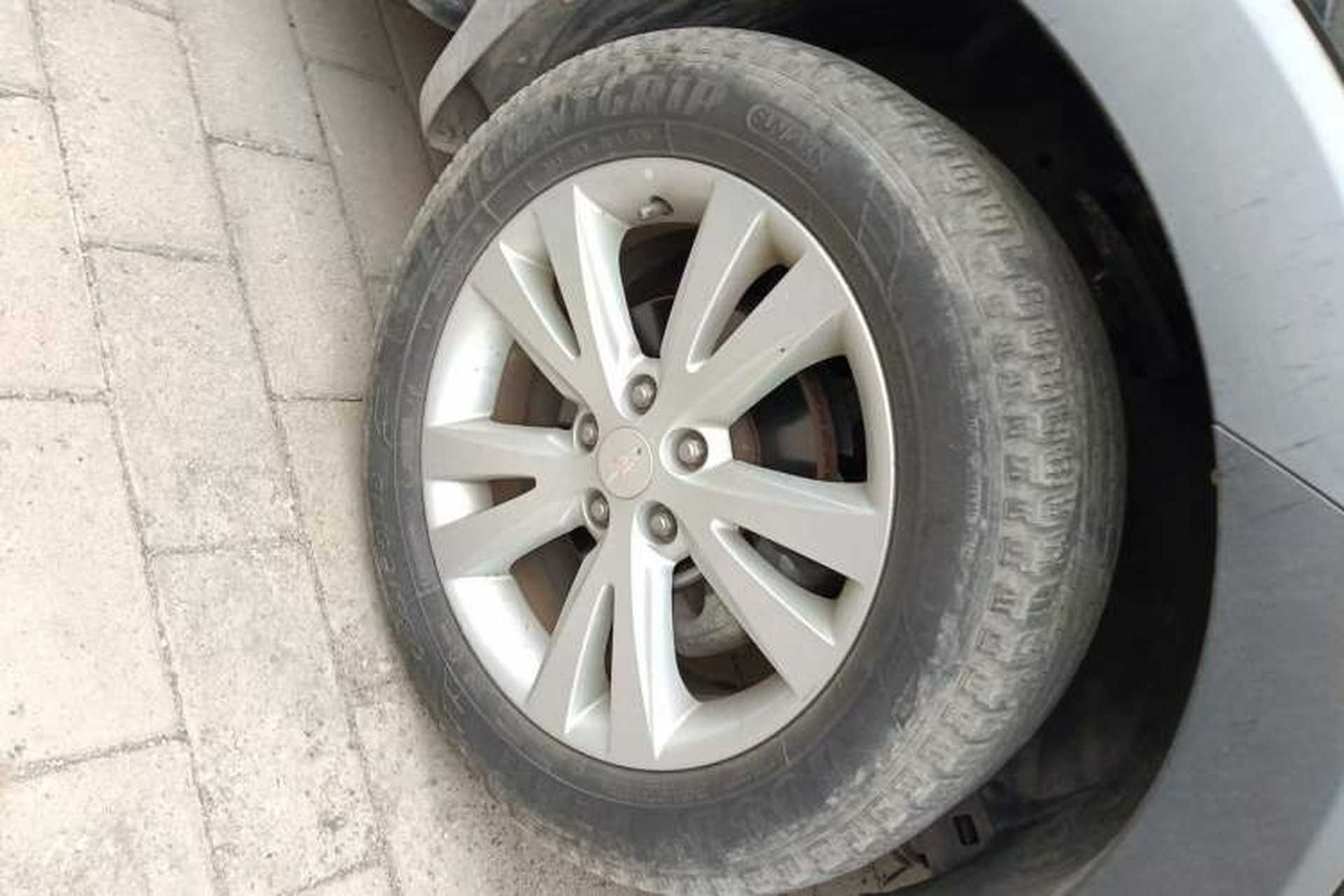 Used Chevrolet Captiva 2012 2.4L 4x4 Flagship Edition 7 Seats Right Front Wheel Hub