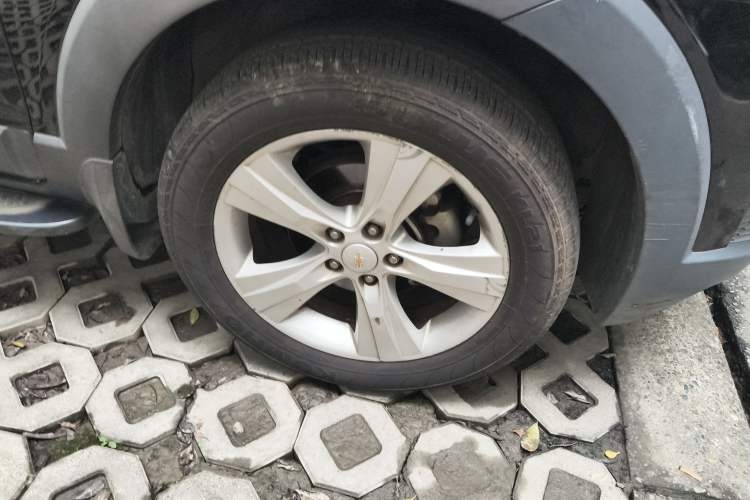 Used Chevrolet Captiva 2012 2.4L 4x4 Flagship Edition 7 Seats Right Front Wheel Hub