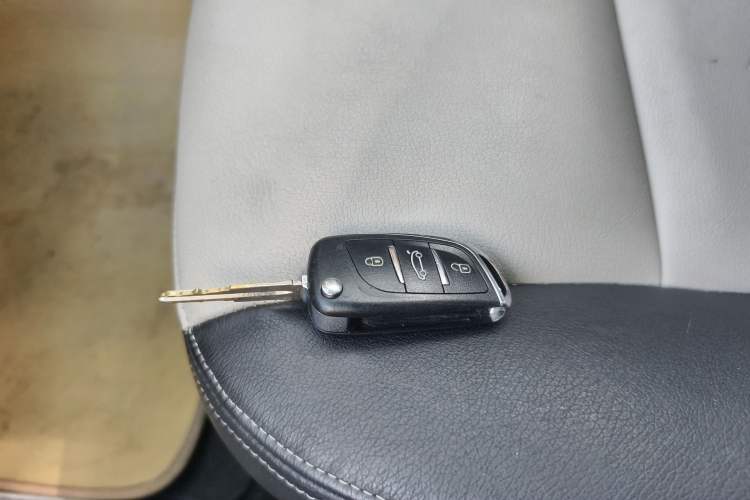 Used Chevrolet Captiva 2012 2.4L 4x4 Luxury Edition 5 Seats Vehicle Key