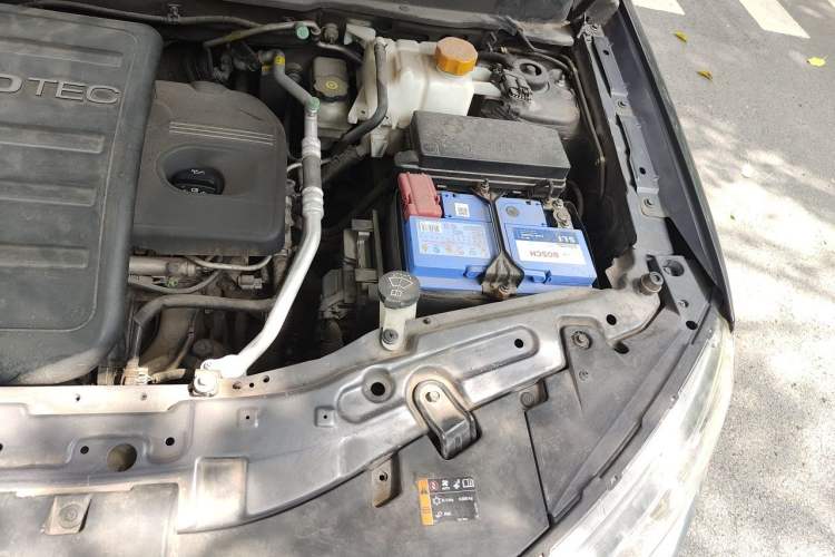 Used Chevrolet Captiva 2012 2.4L Two-Wheel Drive City Edition 5 Seats Engine Bay Left
