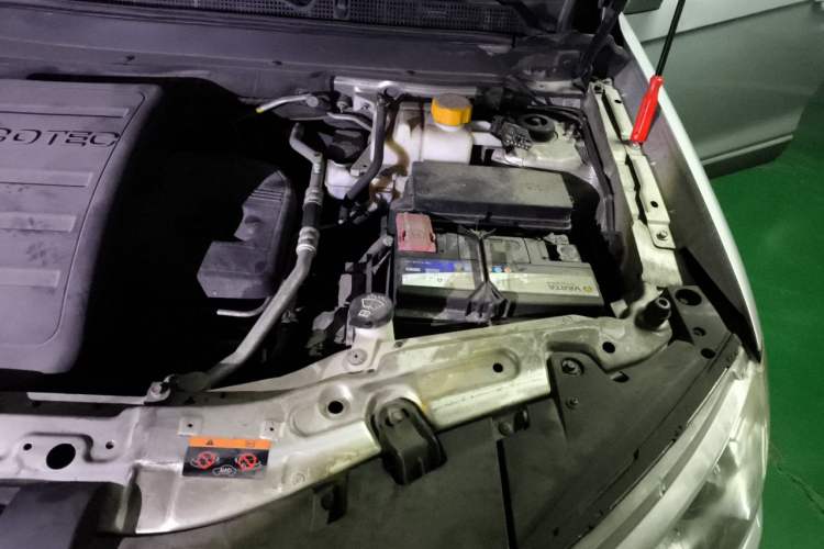 Used Chevrolet Captiva 2012 2.4L 4x4 Flagship Edition 7 Seats Engine Bay Left