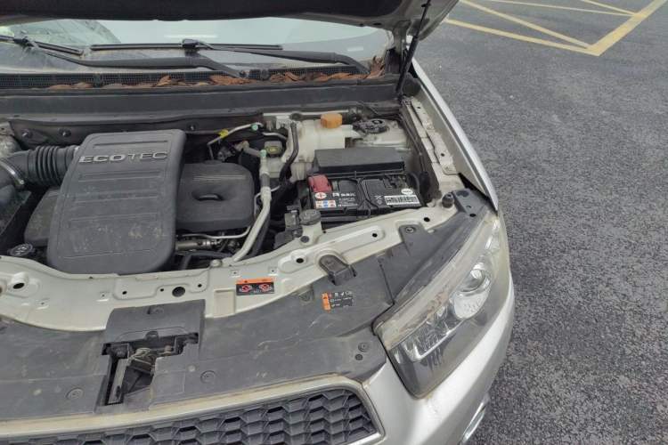 Used Chevrolet Captiva 2012 2.4L 4x4 Flagship Edition 7 Seats Engine Bay Left
