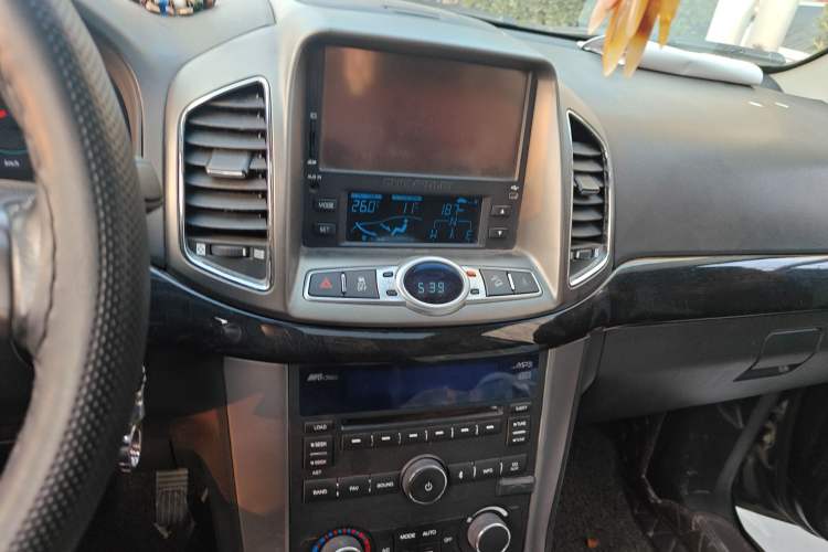Used Chevrolet Captiva 2012 2.4L 4x4 Flagship Edition 7 Seats Audio And AC Panel