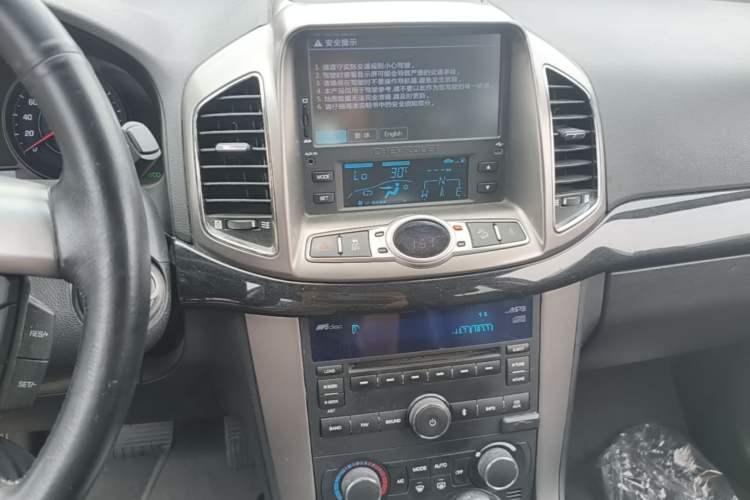 Used Chevrolet Captiva 2012 2.4L 4x4 Flagship Edition 7 Seats Audio And AC Panel