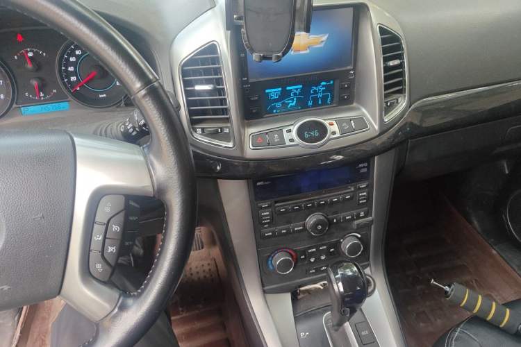 Used Chevrolet Captiva 2012 2.4L 4x4 Flagship Edition 7 Seats Audio And AC Panel