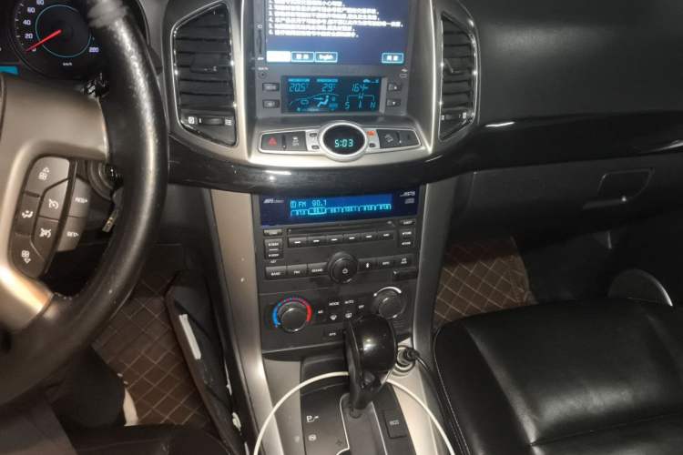 Used Chevrolet Captiva 2012 2.4L 4x4 Flagship Edition 7 Seats Audio And AC Panel