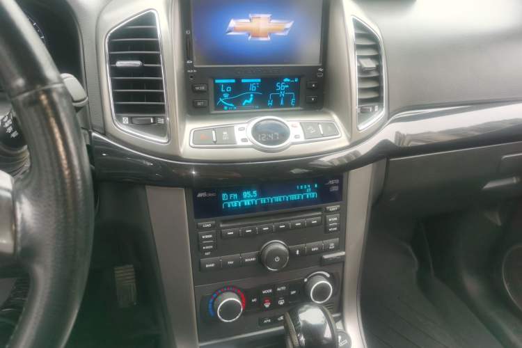 Used Chevrolet Captiva 2012 2.4L 4x4 Flagship Edition 7 Seats Audio And AC Panel