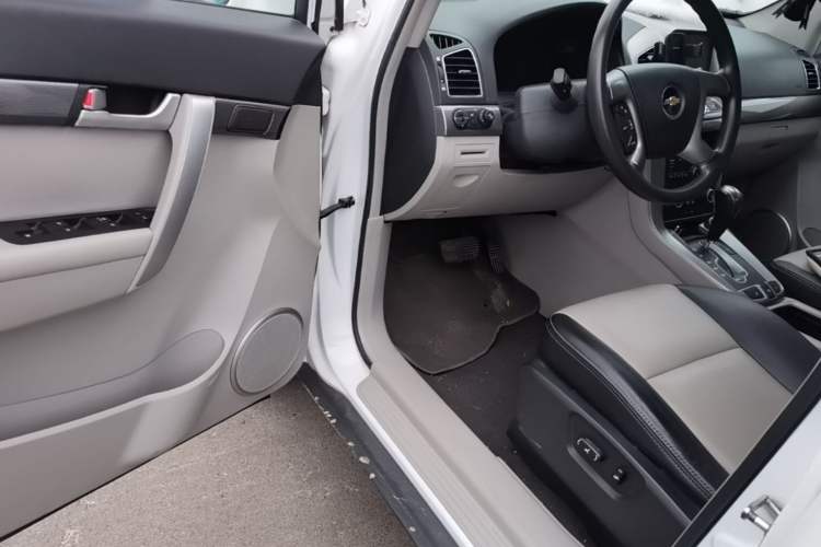 Used Chevrolet Captiva 2012 2.4L 4x4 Luxury Edition 5 Seats Driver Seat