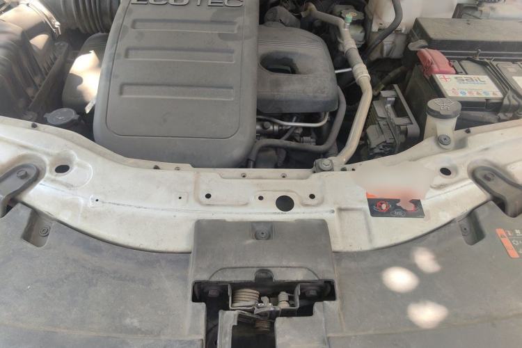 Used Chevrolet Captiva 2012 2.4L 4x4 Flagship Edition 7 Seats Engine Bay