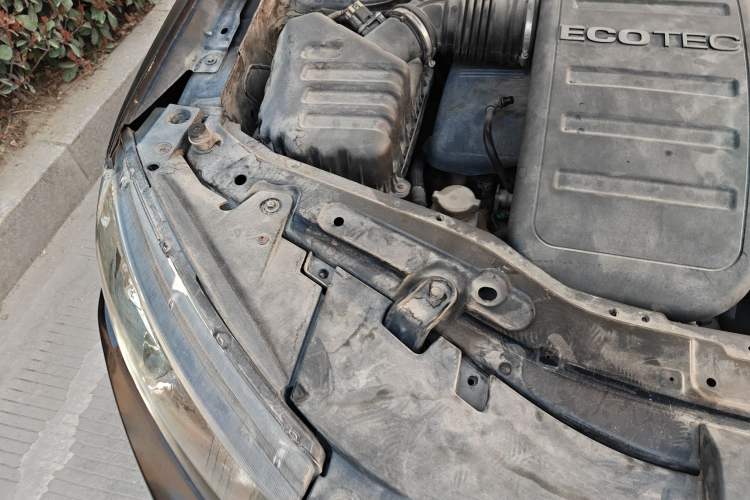 Used Chevrolet Captiva 2012 2.4L 4x4 Flagship Edition 7 Seats Engine Bay Right
