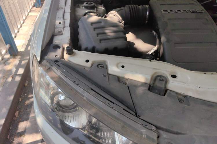Used Chevrolet Captiva 2012 2.4L 4x4 Flagship Edition 7 Seats Engine Bay Right