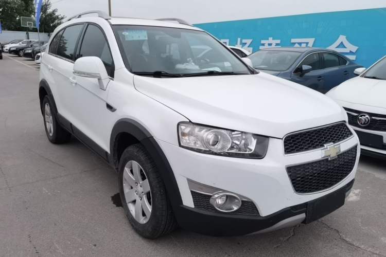 Used Chevrolet Captiva 2012 2.4L 4x4 Luxury Edition 5 Seats Front Right 45 Deg