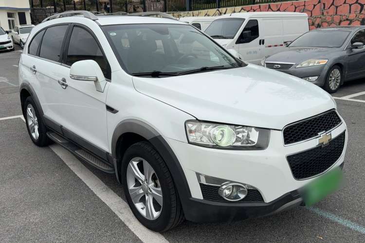 Used Chevrolet Captiva 2012 2.4L 4x4 Flagship Edition 7 Seats Front Right 45 Deg