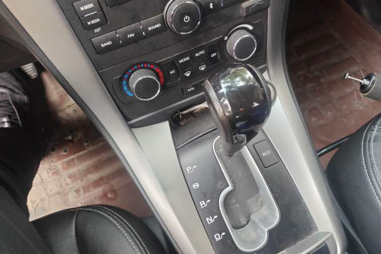 Used Chevrolet Captiva 2012 2.4L 4x4 Flagship Edition 7 Seats Gear Lever