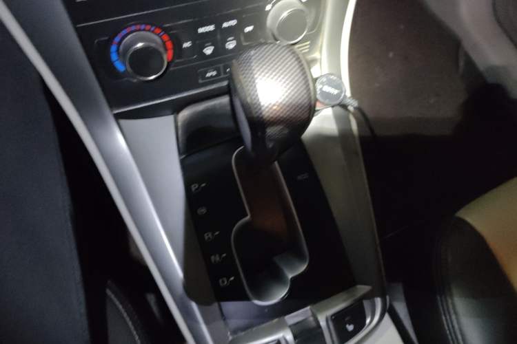 Used Chevrolet Captiva 2012 2.4L 4x4 Luxury Edition 5 Seats Gear Lever