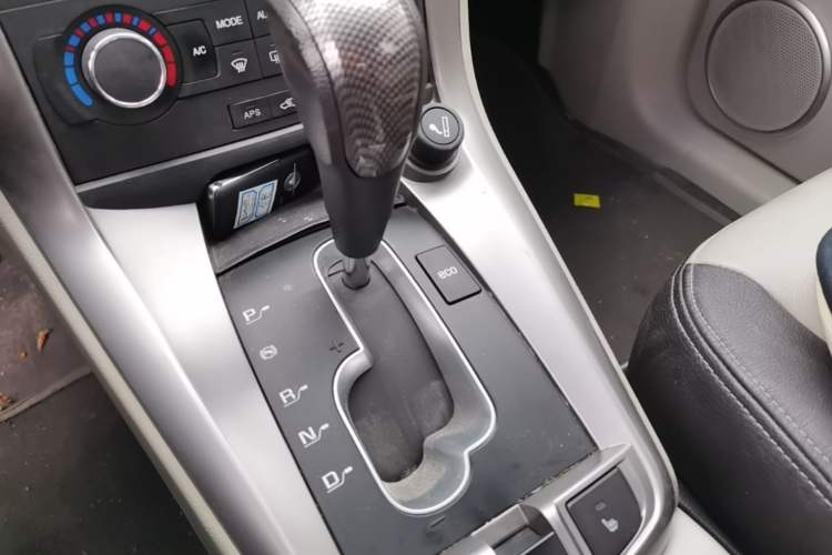 Used Chevrolet Captiva 2012 2.4L 4x4 Luxury Edition 5 Seats Gear Lever