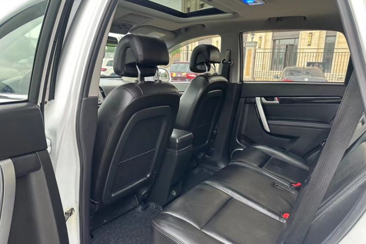 Used Chevrolet Captiva 2012 2.4L 4x4 Flagship Edition 7 Seats Interior 3