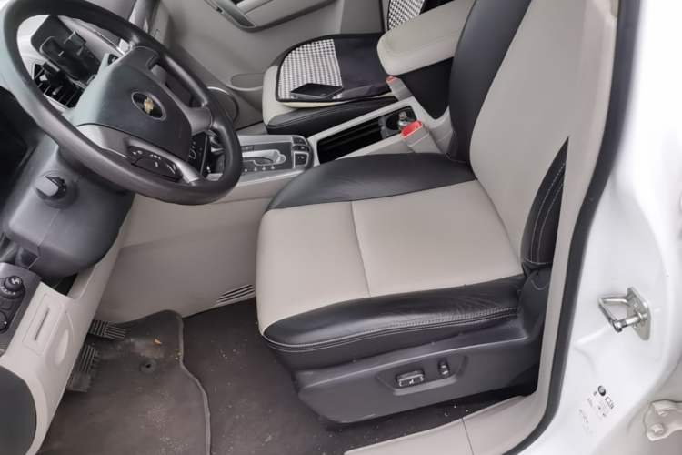 Used Chevrolet Captiva 2012 2.4L 4x4 Luxury Edition 5 Seats Left Front Seat