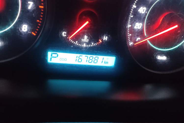 Used Chevrolet Captiva 2012 2.4L 4x4 Luxury Edition 5 Seats Odometer Close Up