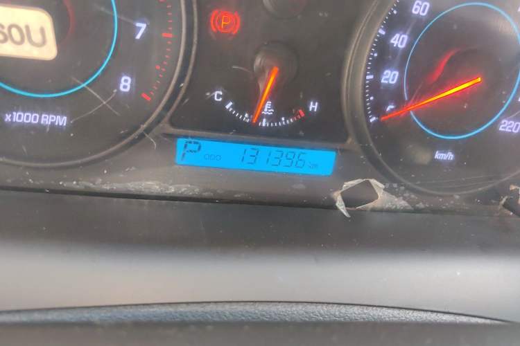 Used Chevrolet Captiva 2012 2.4L 4x4 Flagship Edition 7 Seats Odometer Close Up