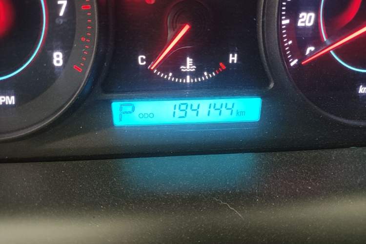 Used Chevrolet Captiva 2012 2.4L 4x4 Flagship Edition 7 Seats Odometer Close Up